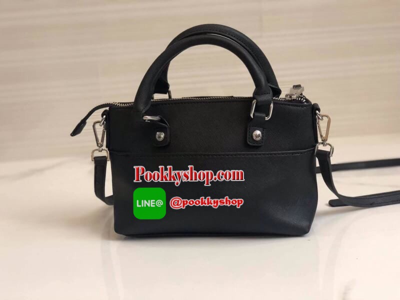 New arrival !!! Calvin Klein Crossbody Bag กระเป๋าถือหรือสะพายรุ่นยอดนิยม วัสดุ PVC คุณภาพดี น้ำหนักเบา ตัวกระเป๋าออกแบบลาย CK ทั้งใบ ด้านหน้าประดับด้วยโลโก้แบรนด์สุดหรู เปิด-ปิดกระเป๋าด้วยซิปสะดวกใช้ ด้านในโล่งกว้างมีช่องซิปและช่องเล็กสำหรับใส่ของ ใส่กระ