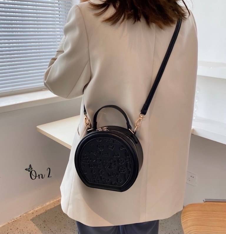 กระเป๋าแฟชั่นทรงกลม สไตล์มินิมอล งานซิปหนังpu อะไหล่ทอง สายสะพายยาวแบบ Cross body ปรับระดับได้ ทรงสวยงานน่ารักมากค่ะ