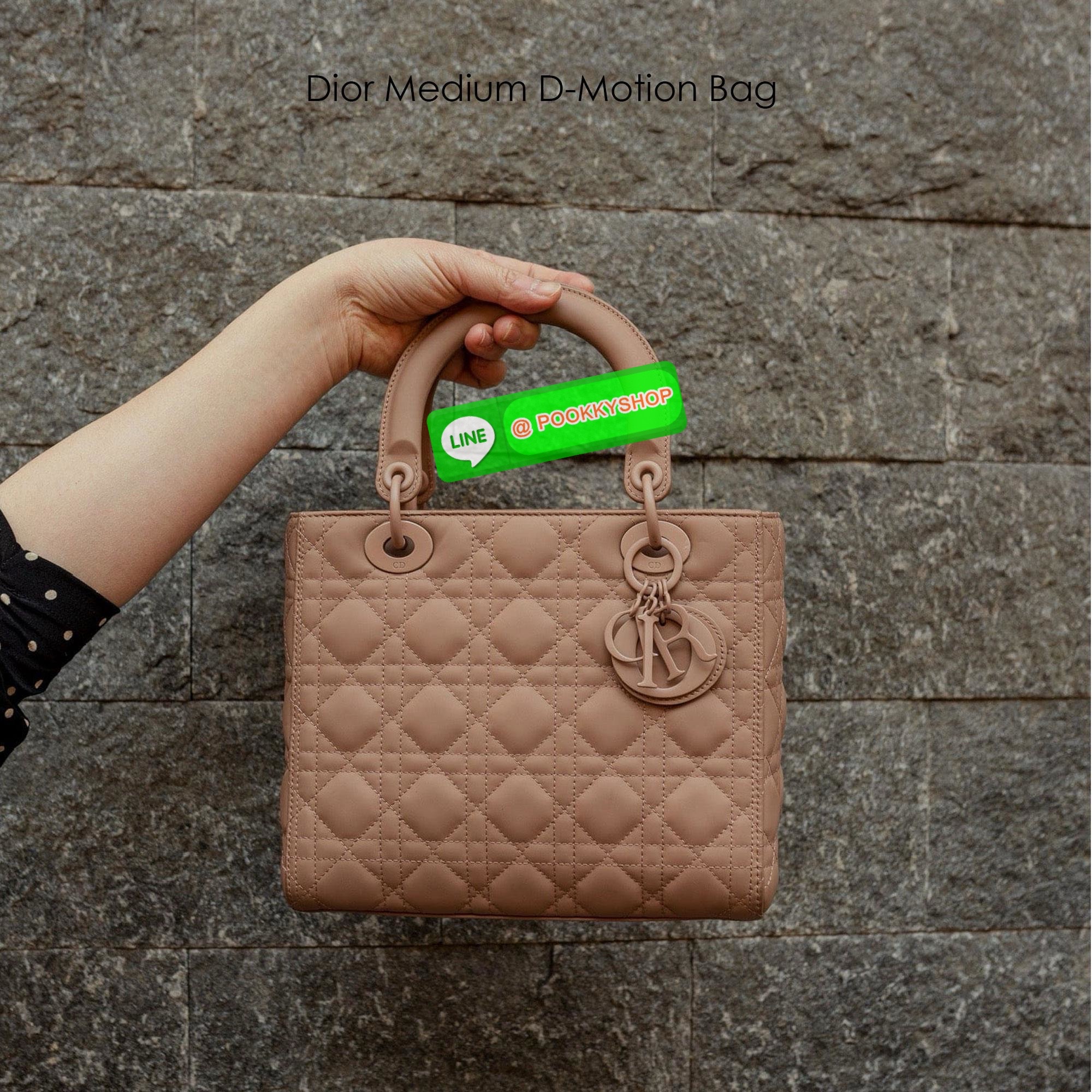 🕊️ พร้อมส่ง | Dior Medium Lady Dior Bag 25cm กระเป๋าสะพายทรงโท้ท ที่สุดของความเรียบหรูดูแพง น้อยแต่มากที่แท้ทรู ดีไซน์เรียบง่าย แต่แฝงไปด้วยความหรูหรา ทรงกล่องคลาสสิค โดดเด่นด้วยพวงกุญแจอะไหล่โทนสีเดียวกับกระเป๋า เป็นเอกลักษณ์ด้วยลายเส้นซ้อนทับสวย