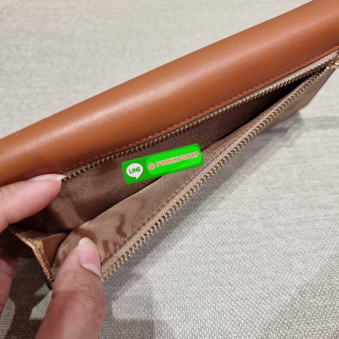 COACH 31547 SOFT WALLET IN COLORBLOCK SIGNATURE CANVAS คัมแบคแล้วน้า กับไอเท็มหายาก กระเป๋าสตางค์ใบยาวแบบพับ ขนาดกำลังสวย ดีไซน์คลาสสิคเอกลักษณ์ วัสดุหนังแคนวาสเคลือบลาย เปิด-ปิดด้วยกระดุม ภายในใส่บัตรได้เยอะ ใส่ธนบัตรได้สบายๆ ใบจริงสวยปังทุกสี ใครมองหากร