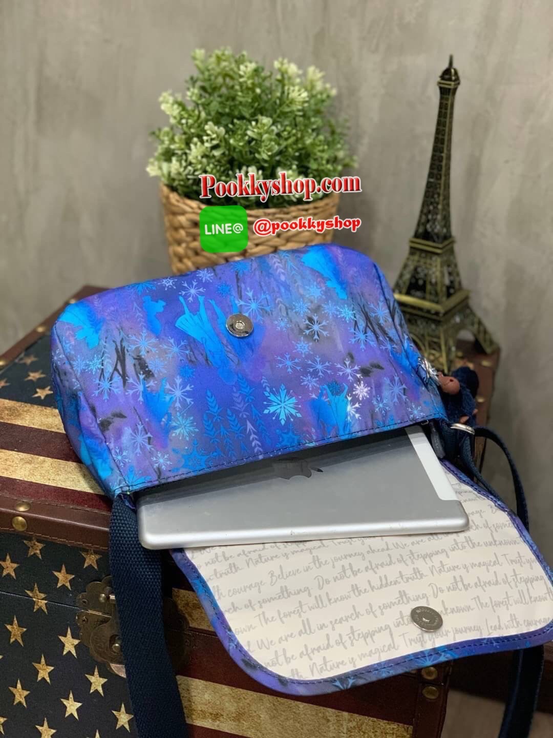 Kipling Sabian Shoulder Bag จาก Disney Frozen Series Collection วัสดุ Polyester ทรงครอสบอดี้ สไตล์สุดฮิตกับการใช้งานที่ง่าย หยิบจับของได้อย่างสะดวกสบาย เปิดปิดด้วยกระดุมแม่เหล็กและซิปด้านใน เพิ่อความปลอดภัย ลายผ้าบุด้านในดูมีดีเทล สายสะพายปรับได้ฟรีไซส์ ป