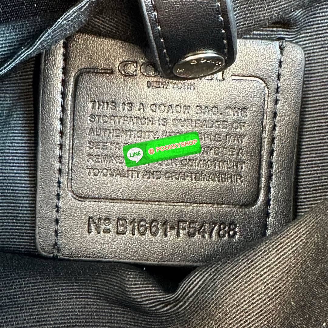 กระเป๋า Coach CHARCOAL/BLACK (COACH F54788) กระเป๋าสะพายซิกเนเจอร์เคลือบ PVC พร้อมขอบหนังปิดด้วยซิป ซับในผ้าด้านนอก: กระเป๋าแบบเปิดด้านหน้าหนึ่งช่องและกระเป๋าแบบเปิดด้านหลังหนึ่งช่อง ด้านในมีซิปและกระเป๋าเอนกประสงค์ สายปรับได้สำหรับสะพายไหล่หรือสะพายข้าง