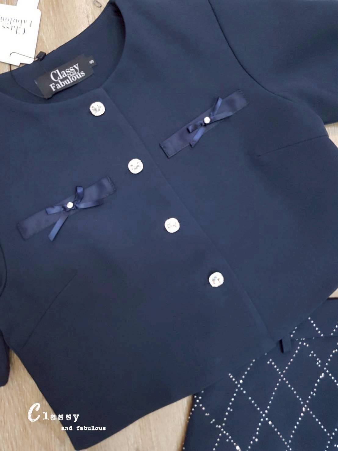 ชุดเซทแฟชั่น set เสื้อผ้าพื้นคอกลมแขนสั้นติดโบว์กระดุมเพชรด้านหน้า + กระโปรงยาวเพชร