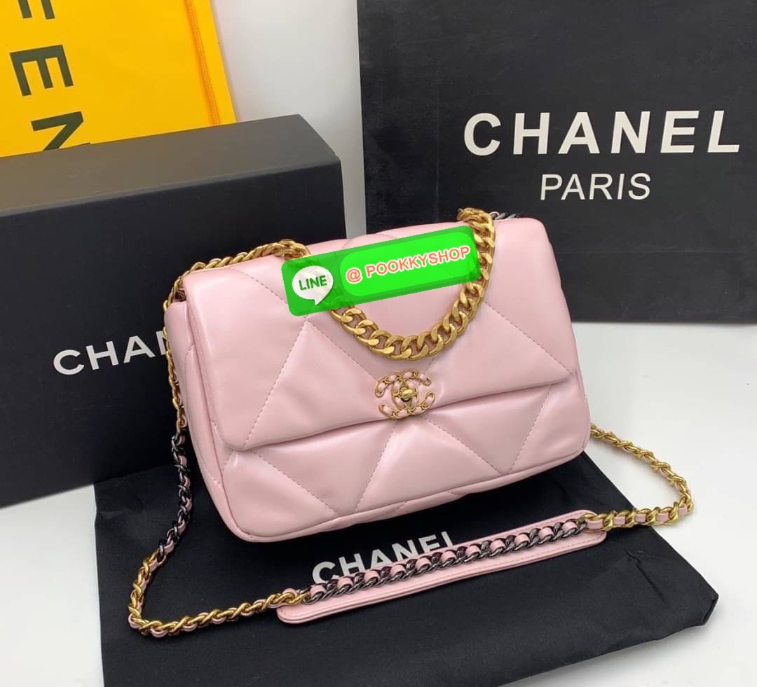 CHANEL MAXI HANDBAG RESTOCK!! ตอบรับคำเรียกร้องอย่างท้วมท้น!! พรีเมี่ยมกิ๊ฟจากแบรนด์ Chanel รุ่นตามล่าพลิกแผ่นดิน กระเป๋าถือ/สะพาย หนังแกะที่นิ่มสุดพลัง!! ลายตารางสวยคม โลโก้ลายโซ่สอดหนังเด่นชัด เปิด-ปิดกระเป๋าด้วยตัวบิดล็อค อะไหล่ทองหรูหรา มีระดับ!! ดีไซ