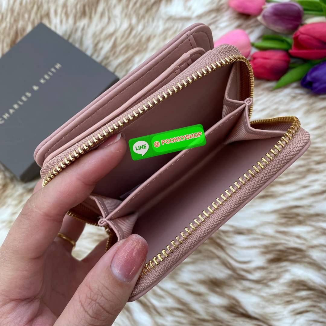CHARLES & KEITH COMPACT WALLET กระเป๋าตังใบสั้นฟังก์ชันครบ!! ด้านหน้ามีโลโก้แบรนด์ มีช่องซิปใส่เหรียญ เปิดปิดแบบกระดุม ด้านในมีช่องใส่การ์ด 16 ช่อง มีช่องใส่ธนบัตรตามยาว ไม่ต้องพับแบงค์ค่า คุ้มมากๆเลยใบนี้