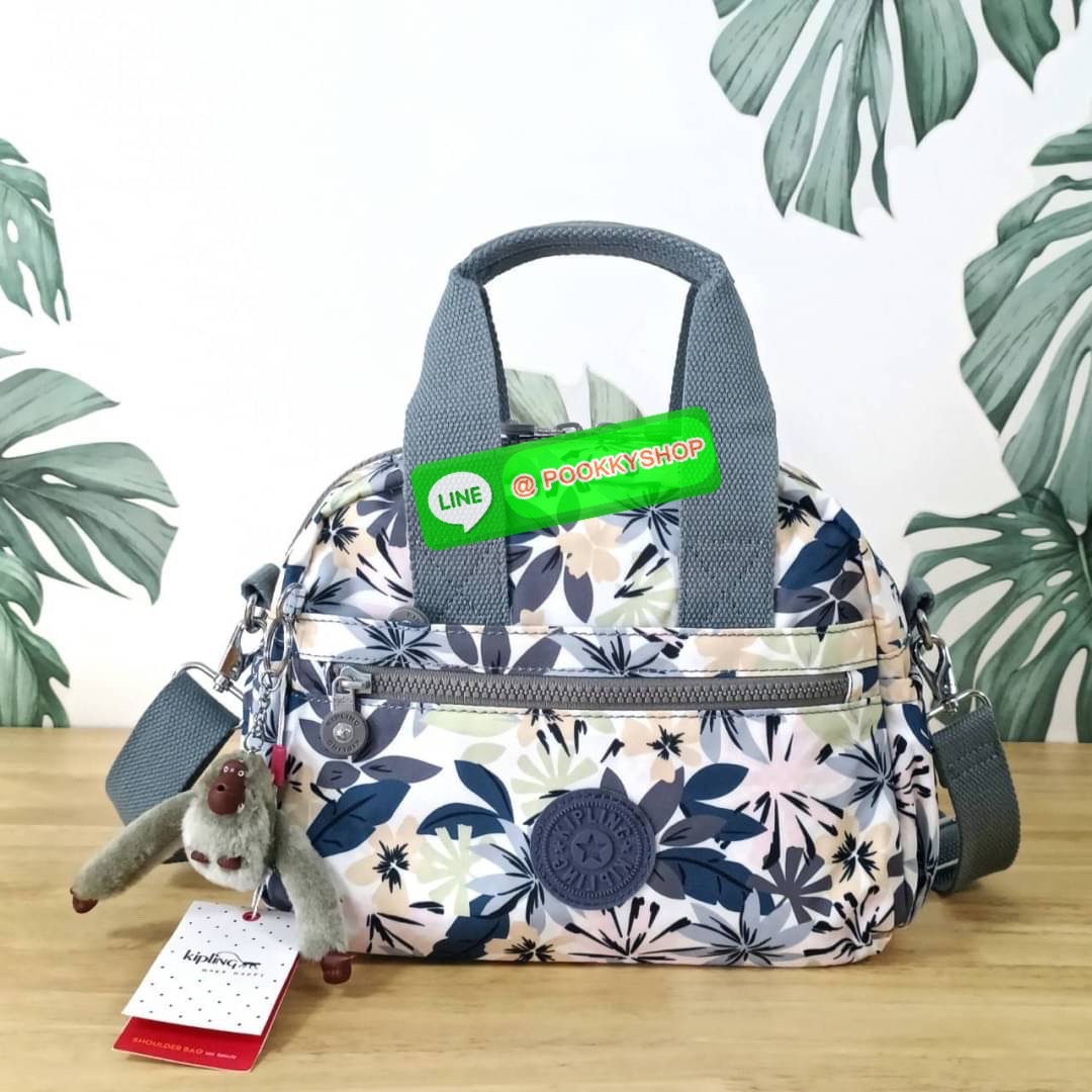 Kipling K1006 Handbag กระเป๋าถือหรือสะพาย วัสดุ Polyester 100% รุ่นใหม่ มีให้เลือกทั้งแบบเรียบ และ ลายน่ารัก มีช่องแยกด้านหน้า 2 ช่อง ช่องหลักโล่งกว้าง พร้อมช่อง pocket แยก 2 ช่อง ใช้งานได้ครบครัน สามารถสตางค์ใบยาวได้ ขนาดกำลังดี จะใช้ทำงาน ไปเรียน หรือ ถ