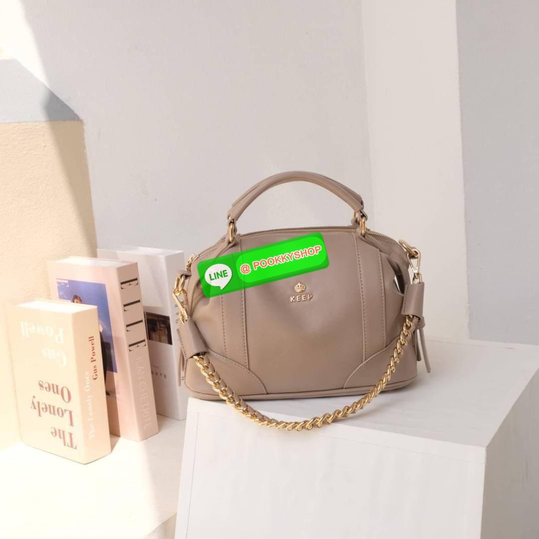 รุ่นขายดีเข้าเพิ่มนะคะ KEEP รุ่น ‘ Ella ‘ bag ทรง Pillow ( ทรงหมอน ) ที่สาวๆ ถามหา กลับมาแล้วค่า พร้อมฟังก์ชันจัดเต็มเหมือนเดิม ใบนี้ size M ใส่ กระเป๋าสตางค์ยาวได้ ใส่ไอแพดได้ ใครต้องการกระเป๋าที่ใช้ได้ทุกวัน ใส่ของครบ แอดมินแนะนำใบนี้เลยค่า สวย คุ้มแน่น