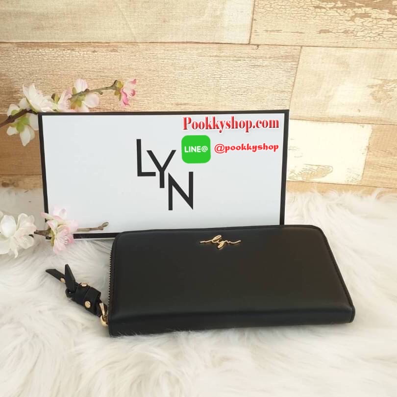 LYN long wallet ด้านหน้าติดโลโก้แบรนด์ สีสวยสดใส รุ่นนี้เรียบหรู ดูดี เปิดปิดด้วยซิบ ด้านในมีช่องใส่บัตร ช่องใส่แบงค์ และช่องกลางใส่เหรียญเป็นช่องซิป และยังมาพร้อมกับ ตัวจับซิปแต่งหมุด ดูดีมีราคาเชียว สวยเก๋ๆแบบนี้ต้องมีไว้เป็นเจ้าของนะเธอจ๋า