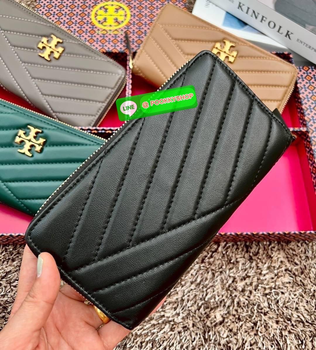 TORY BURCH KIRA CHEVRON ZIP CONTINENTAL WALLET 🌟พร้อมส่ง รุ่นที่สาวๆต้องมีติดมือสักใบค่ะ ✔️กระเป๋าสตางค์ใบยาว หนังแกะนิ่มมือ ยืดหยุ่นดีมากๆค่ะ ✔️อะไหล่ทองสีสวยมากๆ ภายในมีช่องใส่ธนบัตร2ช่องกว้าง มีช่องเสียบบัตรได้ถึง8ช่อง พร้อมช่องซิ