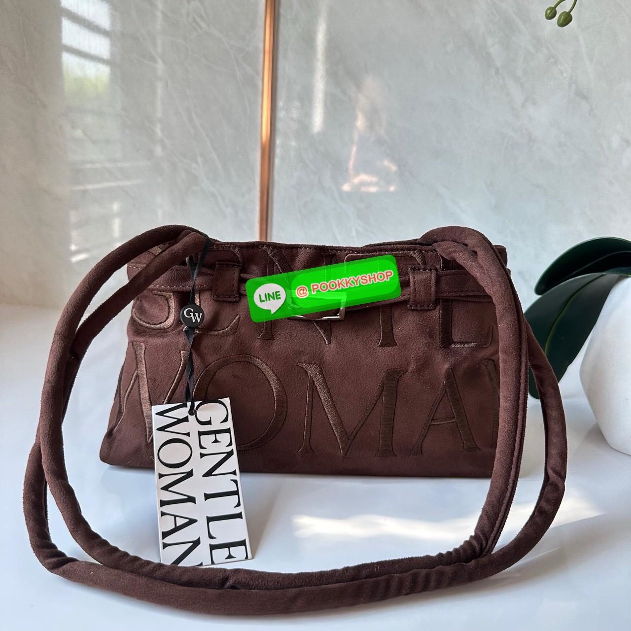 GENTLEWOMAN SUEDE BALLERINA BAG 🔖กระเป๋า Ballerina Bag ในวัสดุหนังกลับ (suede edition) พร้อมโลโก้ปักสีเดียวและรายละเอียดหัวเข็มขัด ทำให้ดูเก๋มีสไตล์โดดเด่น 🔖วัสดุ: หนังกลับ 🔖เปิด-ปิดแบบสแน๊บแม่เหล็ก ภายช่องโล่งกว้างจุของได้เยอะ