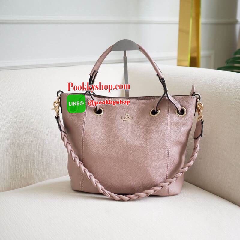 รุ่น Andrea city bag เปิดตัวรุ่นใหม่พร้อมอะไหล่สามแถว สั่งทำพิเศษจากโรงงานเดียวกับแบรนด์ดังระดับโลกเลยค่ะ สุดหรูไม่ลอก มาในทรงสุดสวยเปิดตัวใหม่✔️ มีสายสะพายสองเส้น เส้นแรกคือสายเปีย สะพายแล้วดูน่ารักสุดๆ หรือจะใช้สายสะพายยาวก็คล่องตัว ปากกระเป๋ามีซ