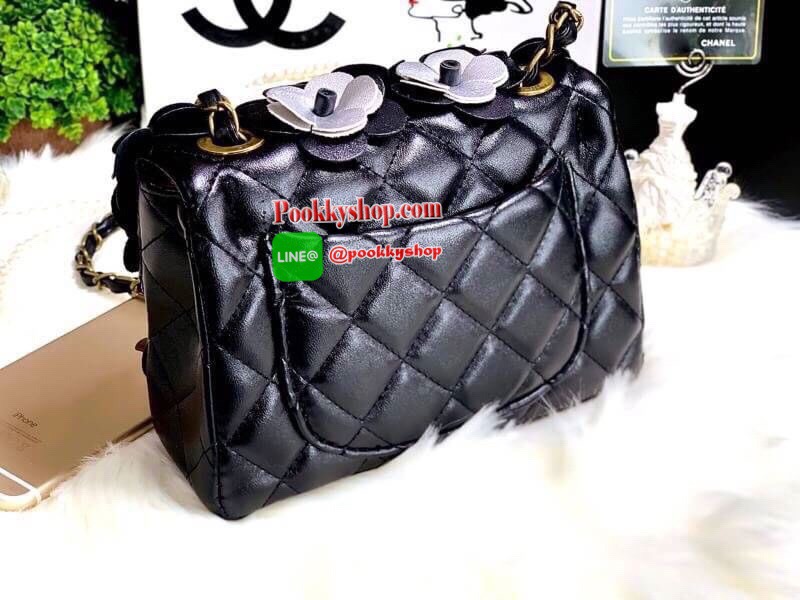 New Chanel Camellia Beauty 💄ลายดอกคามีเรีย อันเป็นสัญลักษณ์แบรนด์ เปิดปิดด้วยตัวล๊อกหมุน มีสายสะพายร้อยหนัง สะพายได้ 2 แบบ ซับในหนัง ใส่มือถือได้ทุกรุ่น กระเป๋าสตางค์ใบกลาง ของใช้อื่นๆได้