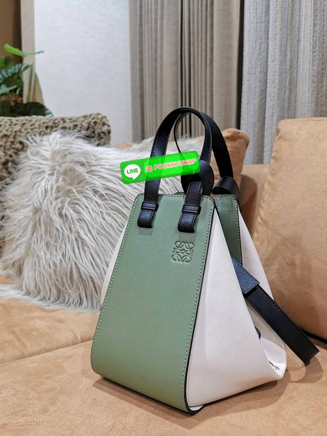 ✴️NEW ARRIVAL!✴️LOEWE HANDLE & SHOULDER BAG GIFT WITH PURCHASE GWP พรีเมี่ยมกิ๊ฟ Limited จาก LOEWE PERFUME DUTYFREE รุ่น Rare items สุดๆวัสดุหนังแท้ Calfskin หนังสวยดีไซน์มีเอกลักษณ์ ใบใหญ่กำลังดี น้ำหนักเบา สามารถปรับได้หลายทรงไม่จำเจ ด้านข