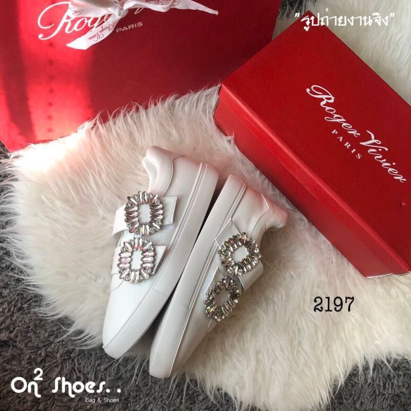 Roger vivier viv shoes รุ่นนี้ Sneaky Viv’ Double Strass Buckle นับเป็นรุ่นยอดนิยมอีกรุ่น จะแตกต่างตรงที่มีบัคเคิล คริสตัล สองอัน แต่ยังคงความคลาสสิก เรียบหรูดูดี หากเป็นคุณที่หยิบมาใส่ก็ทำให้คอมพลีทลุคในวันสบายๆ ได้อย่างดีเลย มีความพิเศษตรงที่เพิ่มบัคเคิ