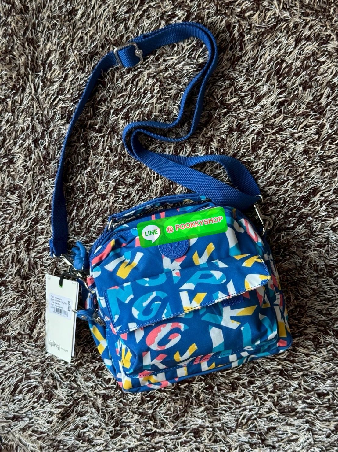 Kipling Candy 3 Ways กระเป๋าสไตล์มินิมอลล์ น้ำหนักเบาทำหลายสไตล์ ทั้งในแบบถือ สะพายพาดลำตัว หรือจะเป็นเป้ขนาดเล็กก็ได้ มีช่องซิปจัดระเบียบสิ่งของหลายช่อง ใส่สิ่งของจำเป็นได้ครบครัน