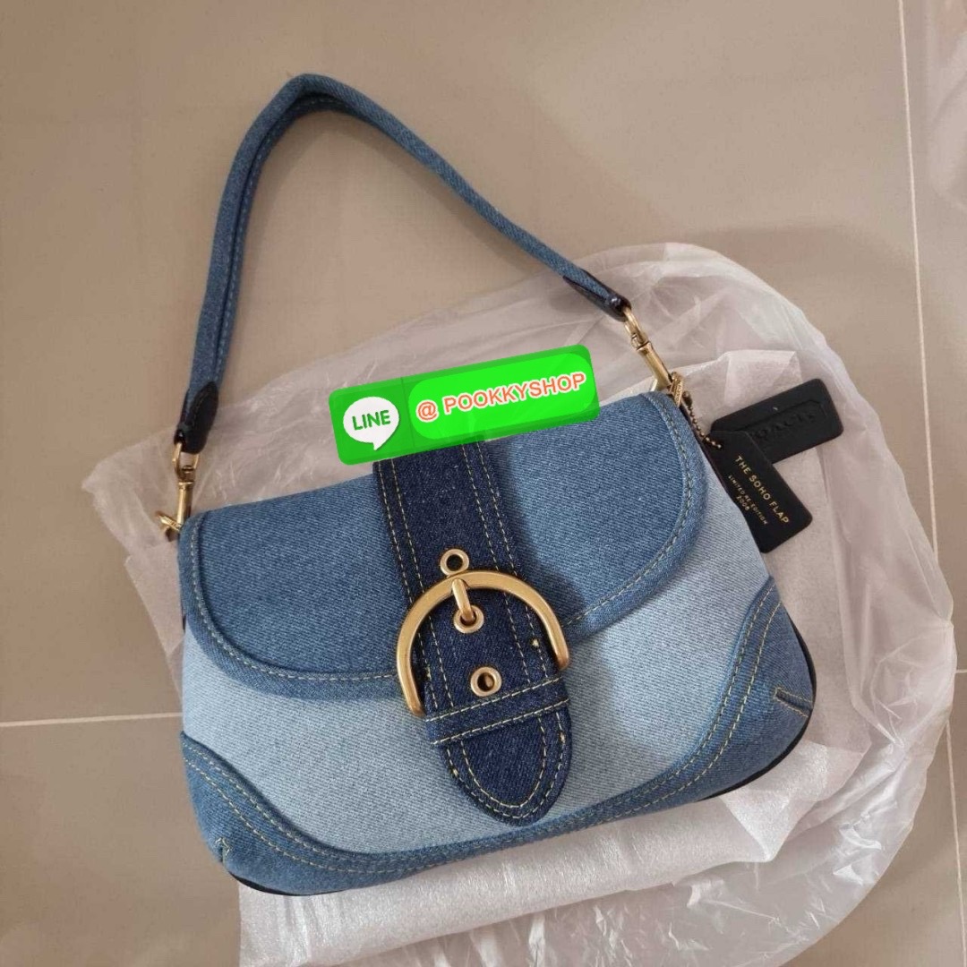 COACH CR737 SOHO BAG IN REPURPOSED DENIM 🔅 Details เลิกสวยแซ่บกี่โมงคะคุณน้า! ไอเท็มให้พาใจสั่นมาอีกแล้ว! กับกระเป๋าสะพายไหล่สไตล์วินเทจ ที่ยังคงแมสและฮอตมาก ด้วยรูปทรงที่ใช้งานง่าย ไม่เกะกะ แต่มีความเรียบหรูในตัว กระเป๋าปิดด้วยกระดุมแม่เหล็ก ภายใ