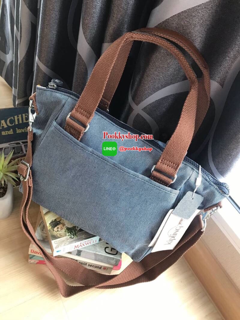 Kipling women’s amiel handbag (k15371) กระเป๋าถือหรือสะพายข้างได้ วัสดุpolyamide100%เปิดปิดกระเป๋าแบบซิปเดียว ภายในมีฐานกว้าง มีช่องซิป ช่องเล็กแยกเป็นสัดส่วนพร้อมสายห้อยกุญแจ ด้านหลังกระเป๋ามีช่องซิปยาวหนึ่งช่องใช้งานได้จริง มาพร้อมสายสะพายถอดออกได้ ปรับ