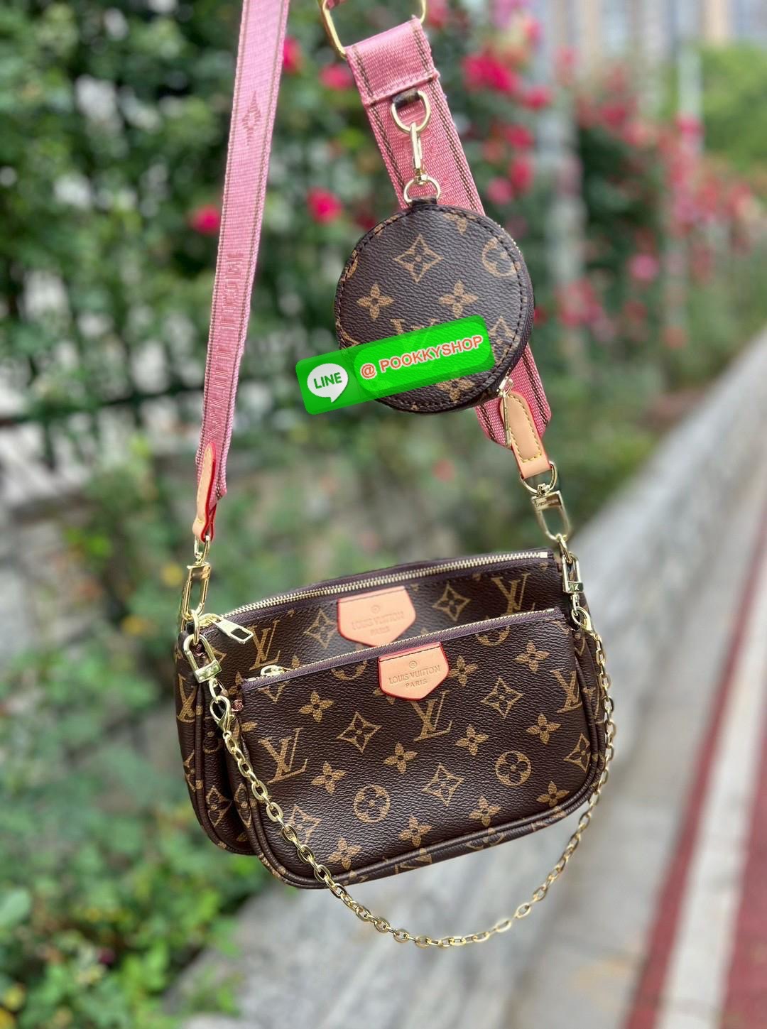 หนึ่งในรุ่นLV ที่สาวๆต้องมีติดตัวอย่างน้อยหนึ่งใบค่าา สวยดังเดิม! LOUIS VUITTON MULTI POCHETTE ACCESSORIES ((vip gift ตปท.)) 🔖พร้อมส่ง! มีถึง3ใบด้วยกันในหนึ่งเซตนะคะ ได้รุ่นนี้ไปใช้สะพายได้ยาวๆแน่นอนค่าสาวๆ 🔖หนังแท้ หนังนิ่มอย่างดี อะไหล่ท