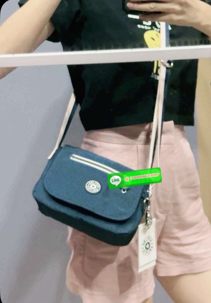 Kipling Sabian Crossbody Mini Bag (AC8280) เป็นอีกหนึ่งกระเป๋าขนาดกะทัดรัด สามารถจัดเก็บของได้เป็นระเบียบ และใส่สิ่งของจำเป็นได้มากกว่าที่คิด โดยมีช่องใส่ของมากมายทั้งด้านหน้า 1 ช่อง ด้านในของกระเป๋า 2 ช่อง อีกทั้งสายสะพายยังสามารถปรับความสั้นยาวได้ตามต้อ