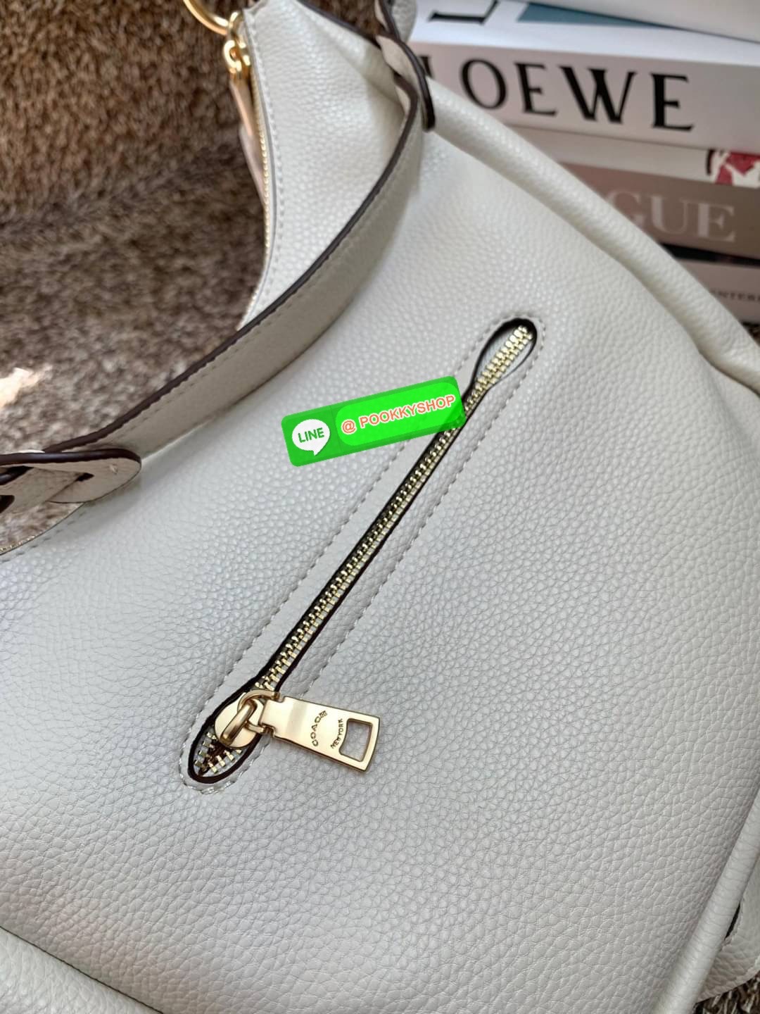 COACH JULES HOBO BAG ((C9189//9190)) 🌍พร้อมส่งที่ไทย! ต้องบอกก่อนว่าหนังรุ่นนี้อย่างดี นิ่มมากๆ สัมผัสแล้วรู้สึกละมุน กับกระเป๋าใบใหญ่ ทรงสวย เปิดปิดกระเป๋าแบบซิปมีหนังห้อยเพิ่มความเก๋ตรงหัวซิปค่ะ ภายในกระเป๋ากว้างมาก ใส่สัมภาระได้ครบครัน หายห่วงเ