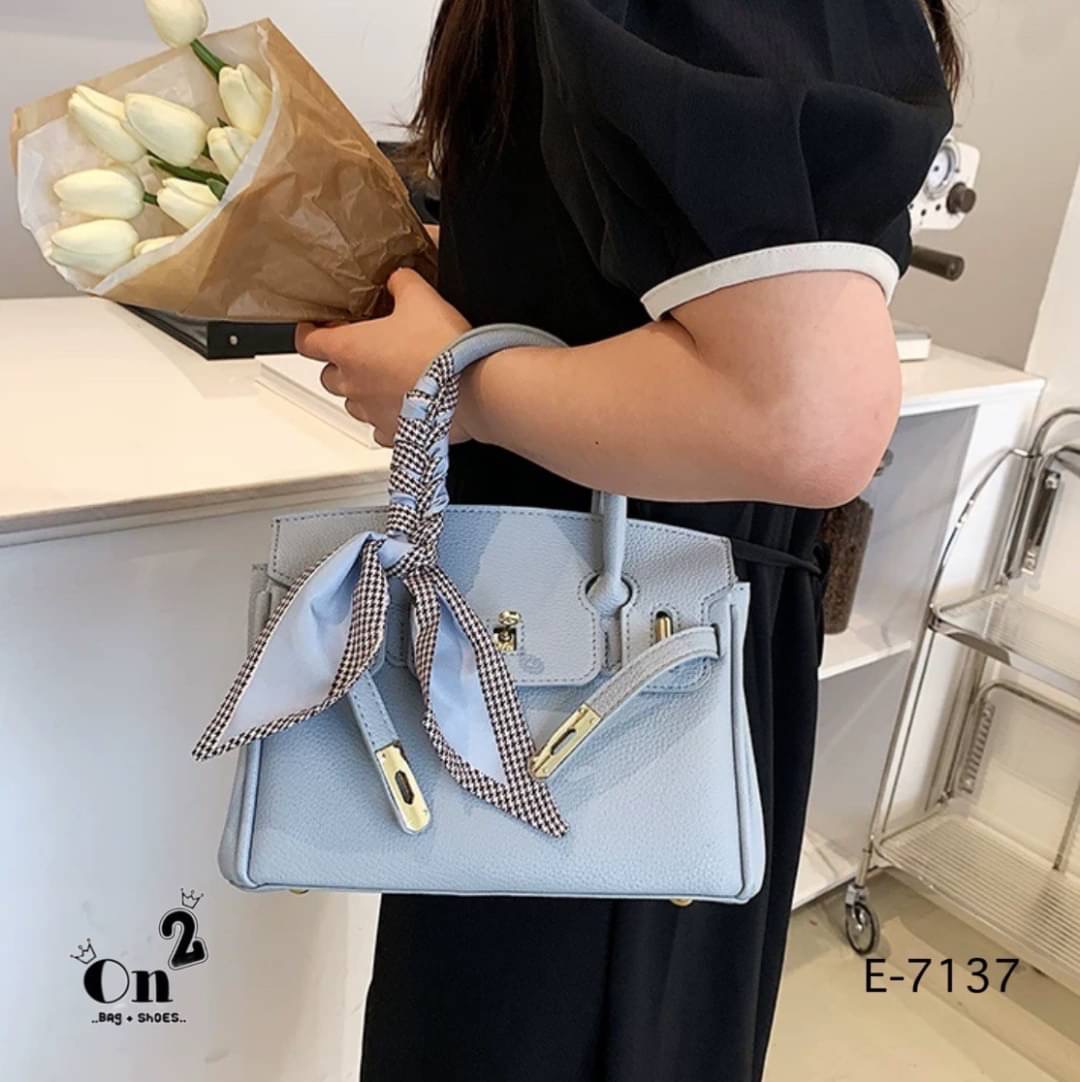 New arrivals🥳🥳 กระเป๋าแฟชั่นมาใหม่ ทรง Birkin งานสไตล์แบรนด์ เปิดหน้าอะไหล่ทอง ทรงสวยน่าใช่มากค่ะ มาพร้อมสายสะพายยาวแบบครอสบอดี้