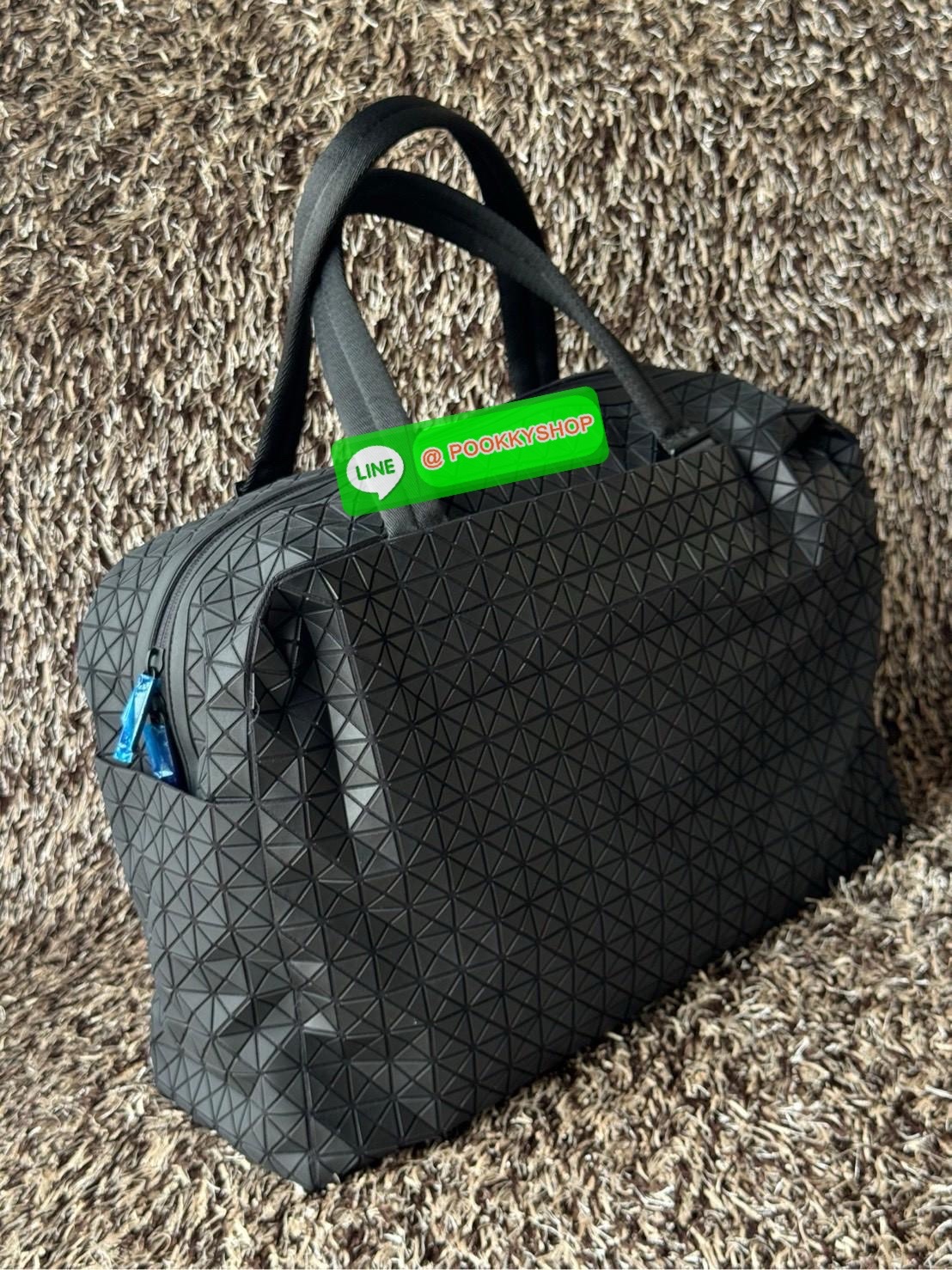 Baobao issey miyake cargo tote matte กระเป๋า CARGO สไตล์บอสตัน มีหูจับแบบบุหนา มีฐานกว้างใส่ได้เยอะ สาทารถใส่สัมภาระที่จำเป็นในการเดินทาง หรือมีพื้นที่จัดเก็บสิ่งของที่เราต้องใช้ในการทำงานด้วย เช่น โน้ตบุ๊ก สมุดจดบันทึก แฟ้มเอกสารต่าง ๆ ดีไซน์หรูดูสุภาพเร