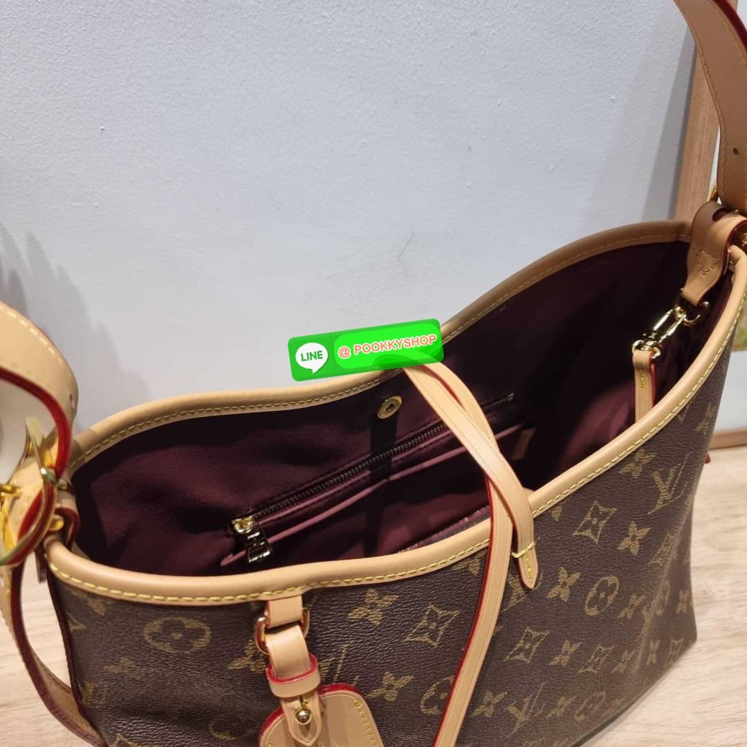 LV CARRYALL BAG ใหม่ล่าสุด รุ่นลิมิเต็ดที่สาวๆตามหา จากเคาน์เตอร์ dutyfree กระเป๋าสะพายไหล่ทรงสวย ดีไซน์เรียบง่ายคลาสสิค หรู ดูผู้ดี รูปทรงใช้งานง่าย มาพร้อมใบลูก ไว้เก็บของจุกจิก วัสดุหนังแคนวาส ปากกระเป๋ามีสายหนังผูกกันของหล่นได้และยังมีกระดุมแม่เหล็กอี