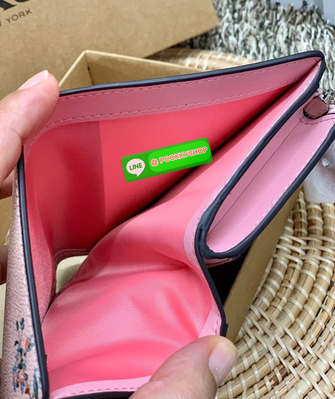 COACH MEDIUM CORNER ZIP WALLET WITH DANDELION FLORAL PRINT ((2855)) พร้อมส่งความสวย แถมความหมายดีด้วยค่ะ! กระเป๋าเงินใบกลาง ลายดอก Dandeloin ทั้งใบสวยงามมากๆนะคะ มีช่องใส่ธนบัตรหนึ่งช่อง;ช่องใส่บัตรได้ถึง10ช่อง;และช่องซิปสำหรับใส่เหรียญอีกหนึ่งช่องค่ะ &#x