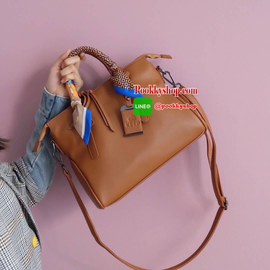 ทรงสวยขายดีมาก จากแบรนด์ KEEP ทรง รุ่น Parish hand bag with cute taddy จุดเด่นที่ >หนังเนื้อดี นิ่มมาก >น้ำหนักเบา >ถือสะพายเข้าง่ายกับทุกชุด >ขนาดกระเป๋ากำลังดีคะ ใส่ กปต ยาว ไอแพด จุคุ้ม > มีช่องย่อยแบ่งเก็บของด้านใน ถึง 3 ช่องใหญ่ แยกเก็