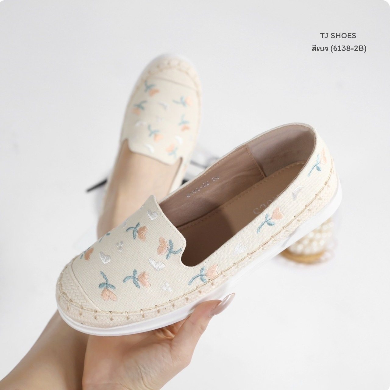 พร้อมส่งแบบใหม่มาแรง รุ่นนี้เป็นงานสั่งทำพิเศษ คุณภาพดีมากๆ - ผ้ารุ่นนี้นิ่ม นิ่มมากนิ่มสุดๆ - พื้นบุนวมนิ่มใส่นุ่มสบายมาก น้ำหนักเบา - ใส่นุ่มเดินทั้งวันได้สบายมากๆ - สวยใส่ง่าย แมทได้กับทุกชุด ใส่ได้ตลอดไม่ตกเทรนด์ - ส้นเกรดพรีเมี่ยมกันลื่นอย่างดี