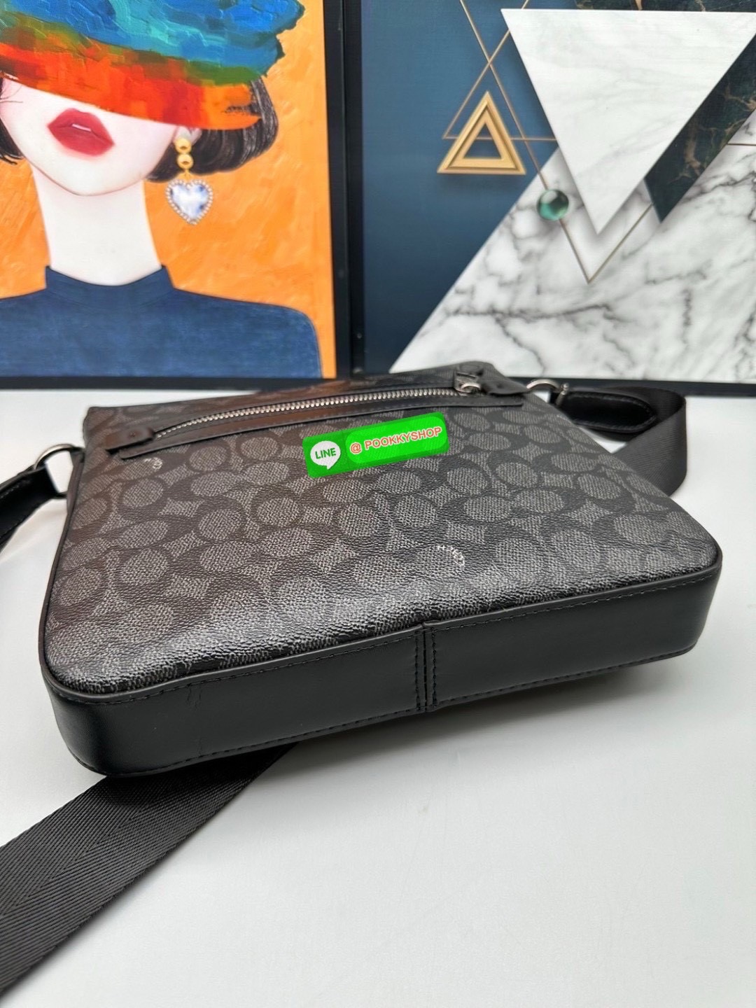 🎒 Coach CR747 – Houston Flight Bag in Signature Canvas เท่ เนี้ยบ พร้อมลุยในทุกวัน กับทรง Messenger ที่ใช้งานง่ายที่สุด 🖤 รุ่นนี้เท่มาก! สะพายแล้วหล่อขึ้นอีก 3 ระดับ Coach CR747 – Houston Flight Bag รุ่นขายดีสาย Messenger สะพายข้างได้พอดีต