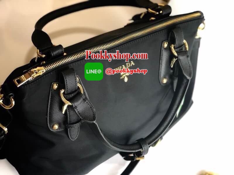PRADA NYLON BAG WITH ZIP กระเป๋าถือหรือสะพายพรีเมี่ยมกิ้ฟจากเคาน์เตอร์แบรนด์ Limited edition วัสดุ Nylon เนื้อหนาคุณภาพดีตามแบบฉบับแบรนด์ด้านหน้าประดับโลโก้หรู เปิดปิดด้วยซิป ภายใน Polyester 100% มีโลโก้ ช่องซิปจุมากค่ะ สามารถใส่เอกสาร A4 ipad ของใช้ได้เย