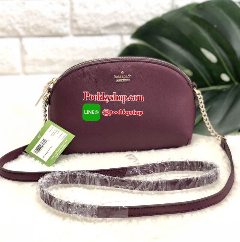 Kate Spade new york Cameron Street Crossbody With Zip Bag พร้อมส่งค่ะ!!! มีพร้อมส่งถึง 9 สีจ้า กระเป๋าสะพายข้างหรือแบบครอสบอดี้ร์ ลายหนังซาฟเฟียโน่ ทรงน่ารัก ใบจริงน่าใช้มากๆค่ะ ด้านหน้าติดโลโก้แบรนด์ มีช่องแม่เหล้กให้ใส่ของหนึ่งช่อง เปิดปิดช่องหลักแบบซิป