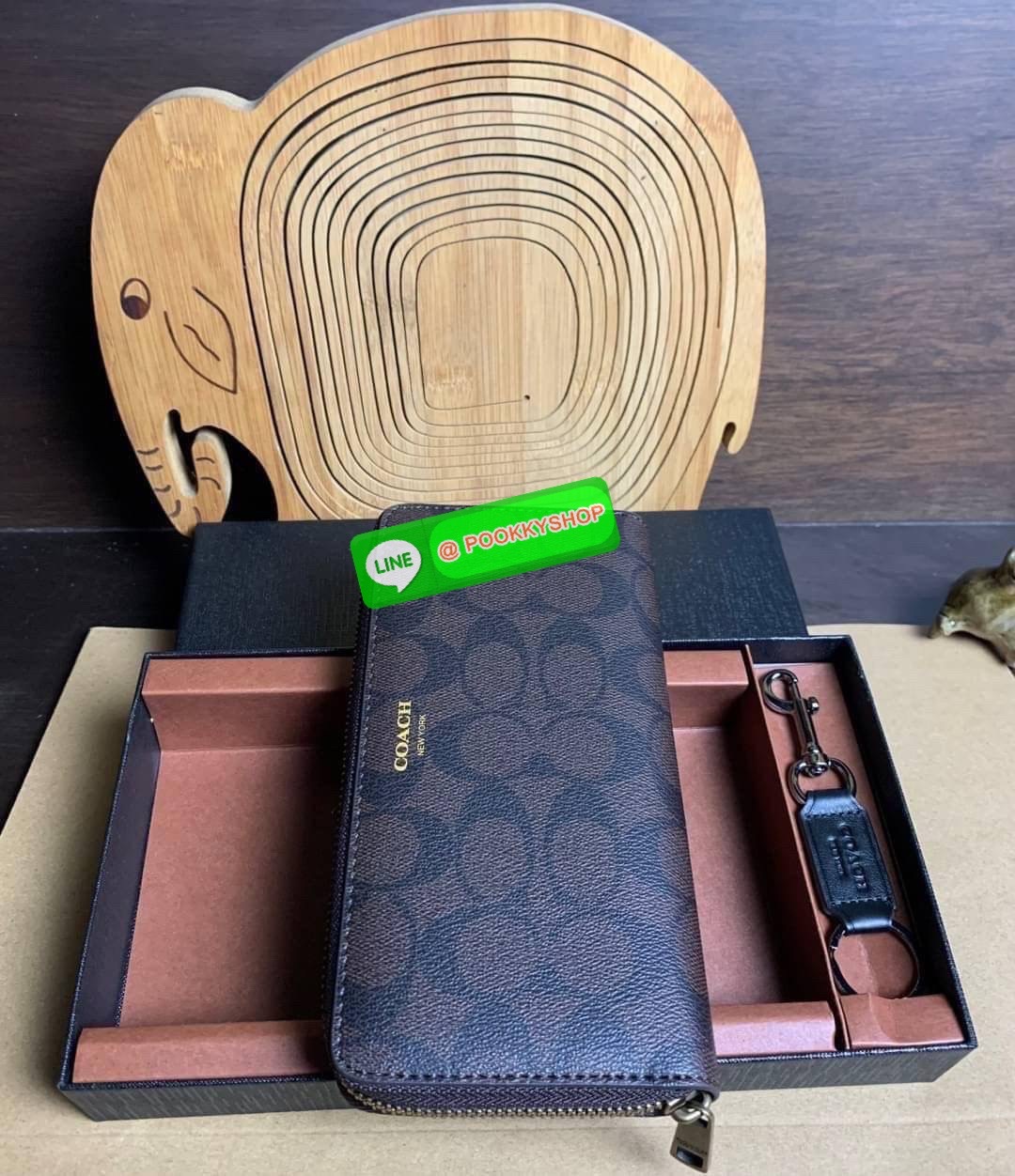 COACH ACCORDION ZIP WALLET IN SIGNATURE CANVAS กระเป๋าสตางค์ใบยาว ซิปรอบ ใช้งานง่าย ด้วยฟังค์ชั้น ด้านใน ใส่บัตรได้จุใจ มีช่องซิปใส่เหรียญตรงกลาง โดนใจหลายๆคนไปเรียบร้อยและคลาสสิค เรียบหรูดูแพงตลอดกาล ยกให้รุ่นนี้เลย