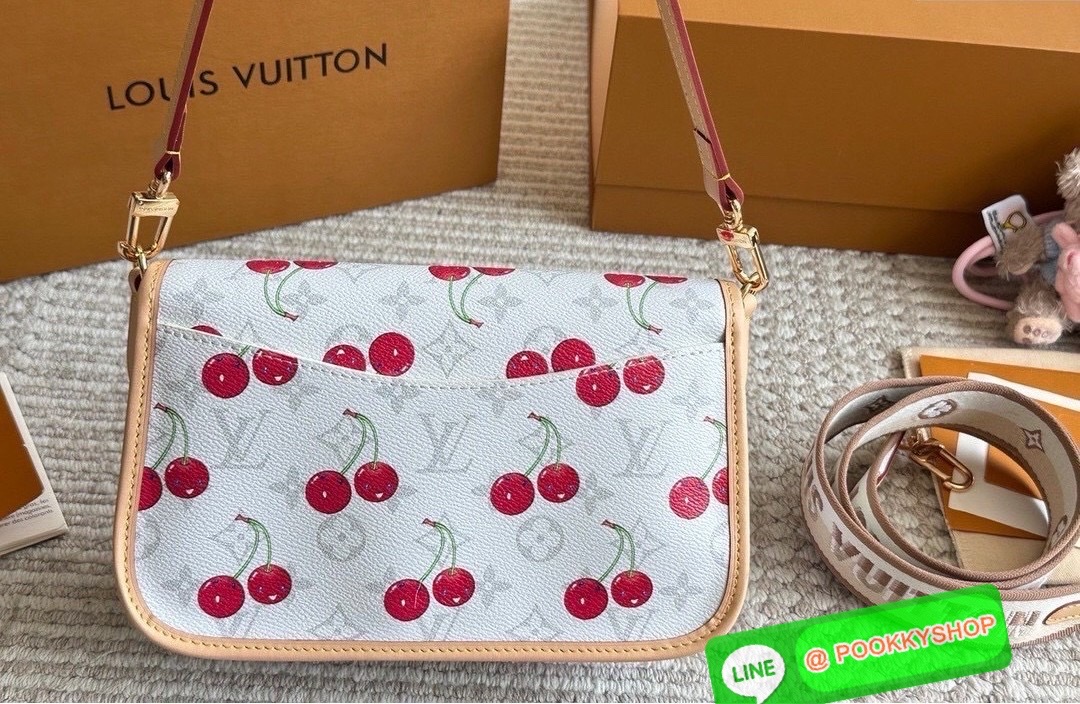🕊️ พร้อมส่ง | LV Diane Monogram Cherry กระเป๋ามัลติฟังก์ชั่นสุดคุ้ม คอลใหม่แสนสดใสด้วยลายเชอรี่ ที่ดีไซน์ออกมาน่ารักน่าใช้มากๆ มีสายมาให้ถึง 2 แบบ สายหนังคล้องไหล่ได้ และสายสปอร์ตครอสบอดี้ได้ ปรับเปลี่ยนใช้ตามลุคแต่ละวันได้เลย เปิด-ปิดด้วยกระดุมแม