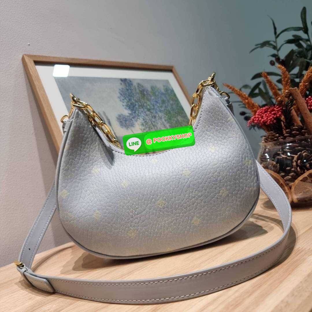 MCM AREN CRESCENT HOBO IN VISETOS ใหม่ล่าสุดก่อนใคร สวยได้ไม่ต้องรอ กับคอลใหม่ลุคลูกคุณ รูปทรง half moon ยอดฮิต ตอบโจทย์ได้ทุกลุค ทุกไลฟ์สไตล์ ใช้งานได้ง่ายคล่องตัว กับกระเป๋าสะพายข้าง ที่มาพร้อมสายโซ่คล้องด้านหน้า และสายหนังครอสบอดี้ ปรับเปลี่ยนการใช้งาน