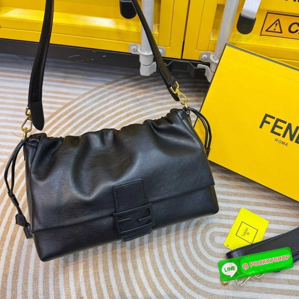 FENDI Mamma Baguette Bag กระเป๋าสะพายทรงสวย ดีไซน์เรียบง่ายคลาสสิค หรู ดูผู้ดี รูปทรงใช้งานง่าย หนังสวยสัมผัสนุ่ม ใหม่ล่าสุด รุ่นลิมิเต็ดที่สาวๆตามหา ภายในโล่งกว้าง เสิร์ฟให้ในราคาน่ารักๆ ของมันต้องมีแบบนี้ ก็ต้องตำได้แล้วน้าอย่าช้า อย่าพลาด!!
