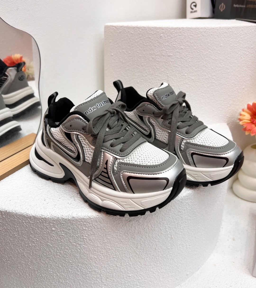 𝙉𝙀𝙒 𝙉𝙀𝙒 ‼️ มาเพิ่มรอบ3ค่ะ รองเท้าผ้าใบรุ่นนี้สวยมาก ทรงที่ฮิตมากตอนนี้ ผ้าใบพื้นหนา สีทูโทนสลับสวมมากใส่นิ่มใส่สบาย สาวๆสายstreet ต้องหลงรัก แมทช์กับชุดง่าย จัดเลยนะคะ