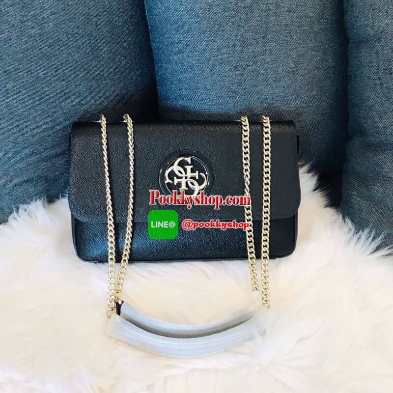 Guess Open Road Crossbody bag กระเป๋าสะพายข้างรุ่นใหม่ชนช้อปจากGuess สะพายได้ทั้งสายคู่และสายเดี่ยวในสไตล์ครอสบอดีร์ก็ได้ สายสะพายโซ่ต่อหนังไม่เจ็บบ่า วัสดุหนังsynthetic เปิดปิดด้วยกระดุมแม่เหล็ก2ตำแหน่ง ภายในใช้งานหลัก ช่องมือถือ และช่องซิป ใส่มินิไอแพค/