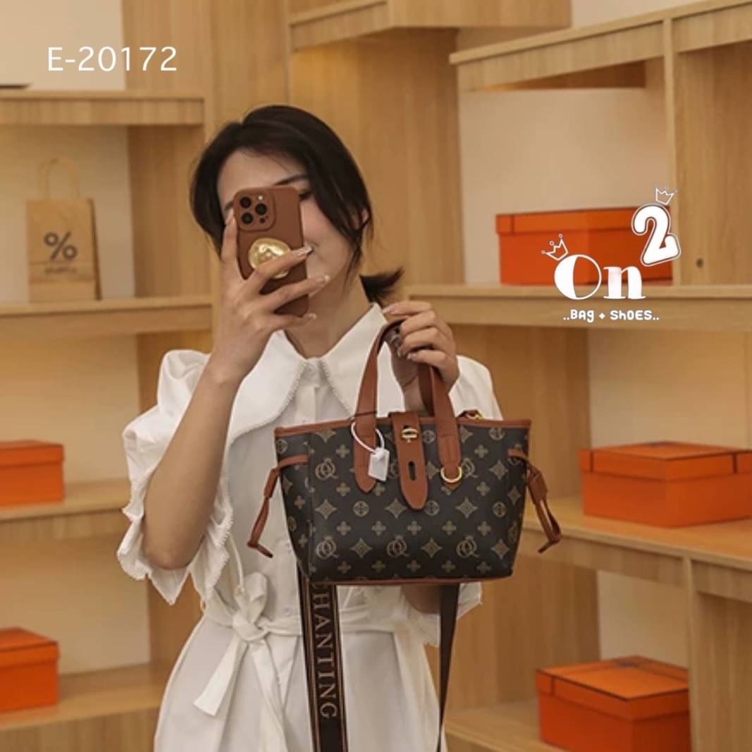 กระเป๋าสะพายแฟชั่นทรง tote งานสไตล์แบรนด์ ตัวล็อกด้านหน้าปรับระดับได้ มีสายสะพายยาวให้สามารถถอดออกถือได้ค่ะ