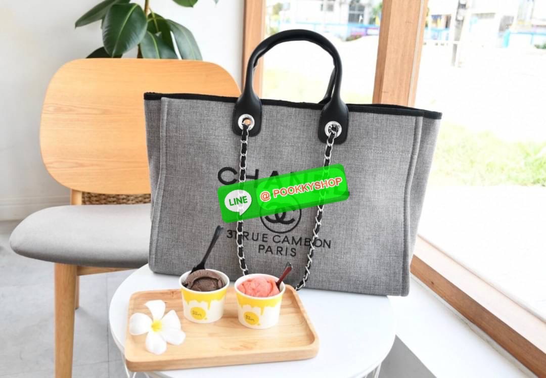 premium gift Chanel Tote canvas จากแบรนด์ Chanel กระเป๋าสะพาย Chanel Tote canvas โลโก้ปักกระเป๋าทรง Tote ผ้า canvas เนื้อหนาอย่างดีมีซับใน ด้านหน้าปักโลโก้ไข่มุกแบรนด์หรู หูจับมี 2 แบบคือ แบบสายหนัง และ โซ่ สามารถสะพายไหล่ได้คะ ใบใหญุจุของคุ้ม แต่น้ำหนักเ