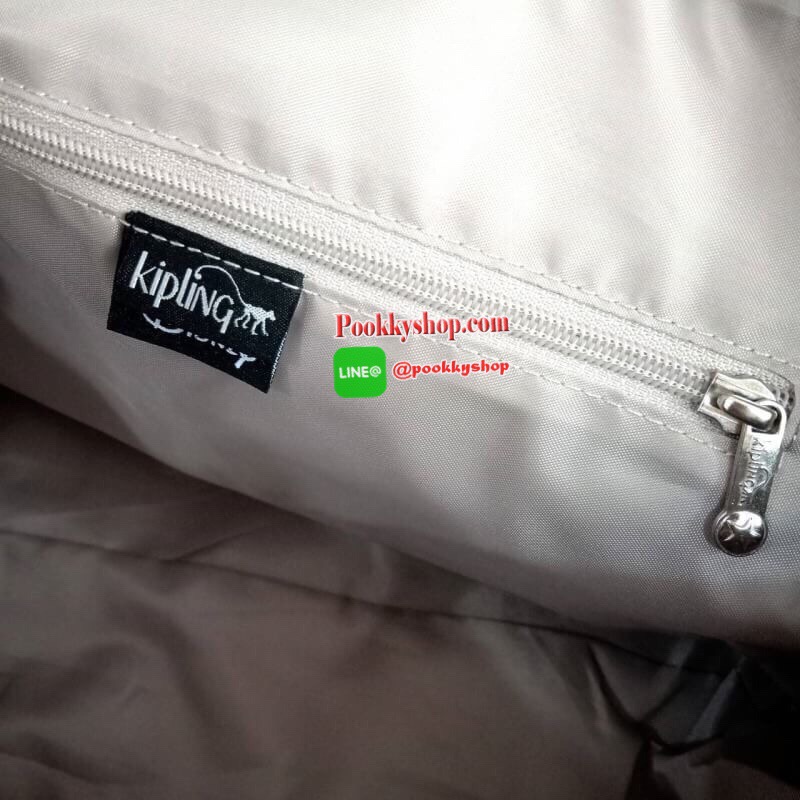 Disney's® 90 Years of Mickey Mouse Handbag 👍 รุ่น ART size L 👍กระเป๋าผ้าคิปลิงสะพายไหล่ได้ ครอสบอดี้ได้ มีสายยาวให้ 👍สามารถปรับสไตล์กระเป๋าได้2รูปแบบ เป็นtote หรือเก็บหูกระเป๋าก็ได้ 👍ช่องใหญ่ใส่ของได้จุ เปิดปิดด้วยซิป