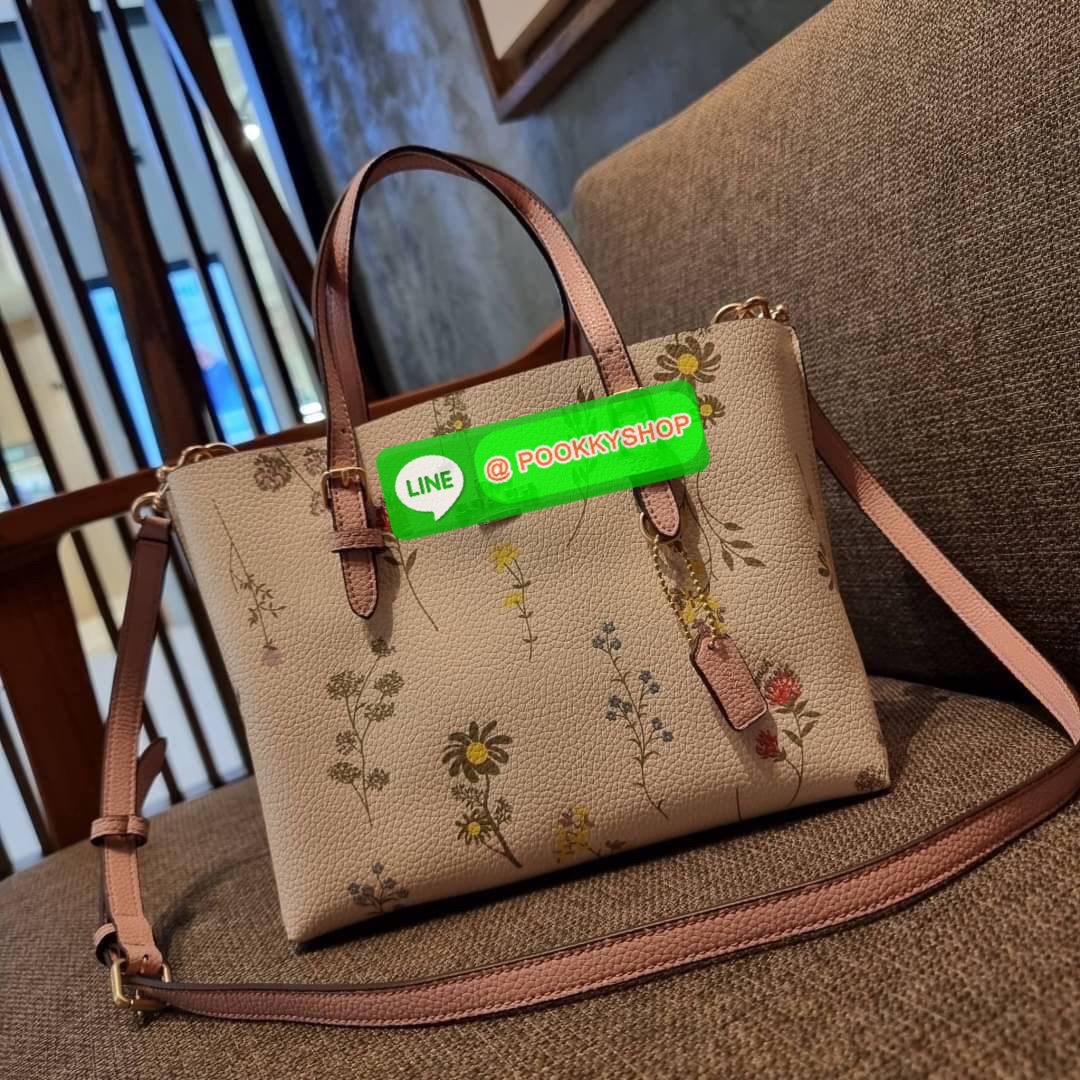 COACH C4084 MOLLIE TOTE 25 WITH SPACED WILDFLOWER PRINT ดีไซน์ใหม่ล่าสุด กระเป๋าโท้ทไซส์เล็กที่สาวๆต่างก็ต้องปักใจรัก รอบนี้น้องถูกเติมแต่งลวดลายดอกไม้ เพิ่มดีเทลความน่าใช้ไปอีก วัสดุหนัง pepble เรียบหรูดูดีม้าก!! ภายในโล่งกว้าง มีช่องซิปกลางใส่ของได้ ขนา