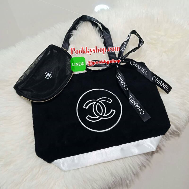 NEW ARRIVAL!! SETคู่ที่คุณต้องถูกใจ CHANEL SHOPPING RIBBIN BAG พร้อมกระเป๋า COSMETIC ขนนิ้มนิ่ม จากงานพรีเมี่ยมกิ้ฟ ของแถมจากน้ำหอม จากแบรนด์ CHANEL เนื้อกระเป๋าทำจากขนเทียม ผิวสัมผัสฟูนิ่ม ตกแต่งด้วยผ้าไนลอนด้านท้ายวางได้กันน้ำ!! ปักโลโก้แบรนด์ ด้านในเปิ