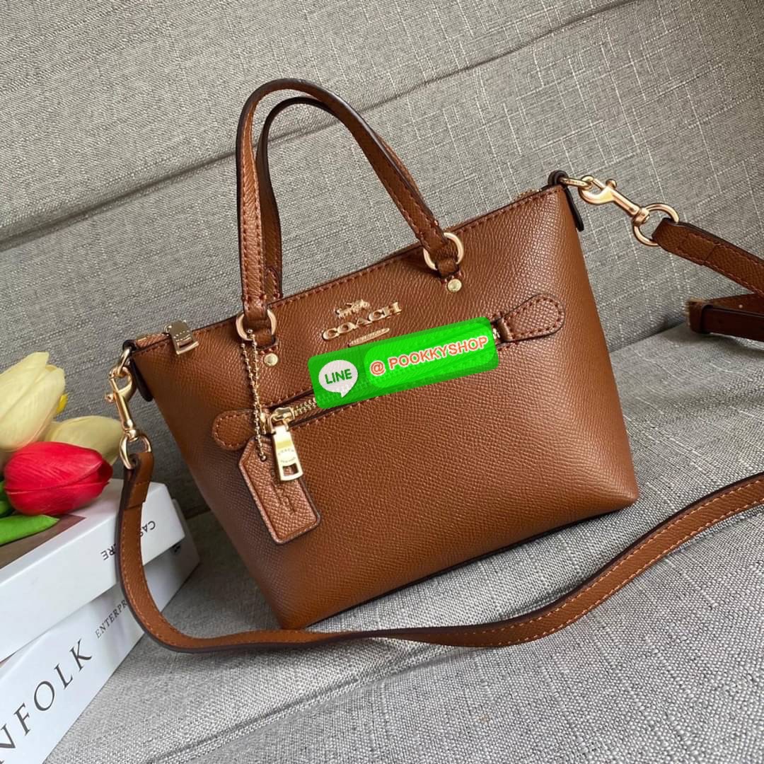 Coach Mini Gallery Crossbody With Stripe Heart Print (coach ca793) กระเป๋าสะพายข้าง เทรนรุ่นเล็กมาแรงวัสดุหนังแท้ทั้งใบ เปิดปิดด้วยซิป มีช่องใส่บัตรเครดิต 2 ช่อง ซับในผ้า สายสะพายถอดได้ สามารถสะพายข้างหรือสะพายไหล่ได้