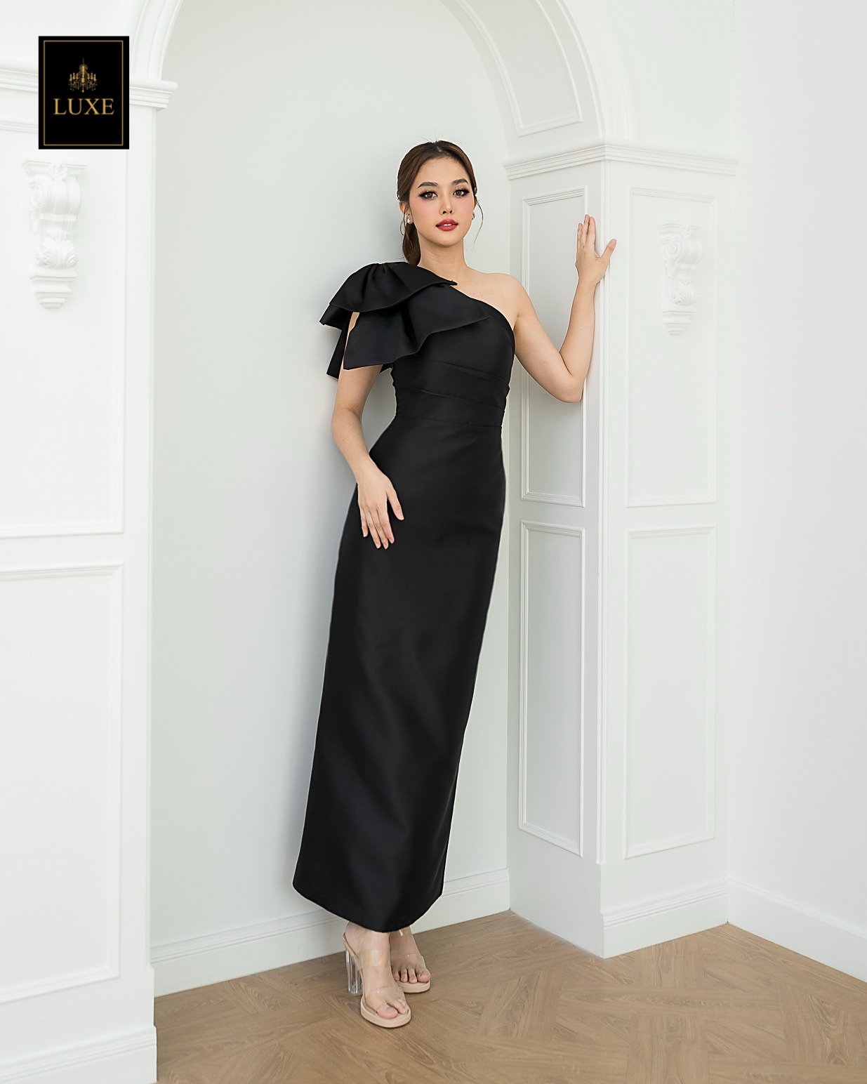 เดรสแฟชั่น เดรสเสื้อไหล่เดียวแขนกุด กระโปรงยาวทรงตรง แต่งโบว์ไซส์ใหญ่ที่ไหล่ขวา