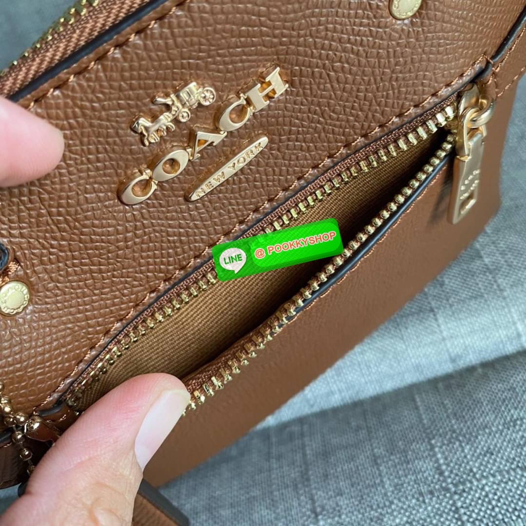 Coach Mini Gallery Crossbody With Stripe Heart Print (coach ca793) กระเป๋าสะพายข้าง เทรนรุ่นเล็กมาแรงวัสดุหนังแท้ทั้งใบ เปิดปิดด้วยซิป มีช่องใส่บัตรเครดิต 2 ช่อง ซับในผ้า สายสะพายถอดได้ สามารถสะพายข้างหรือสะพายไหล่ได้