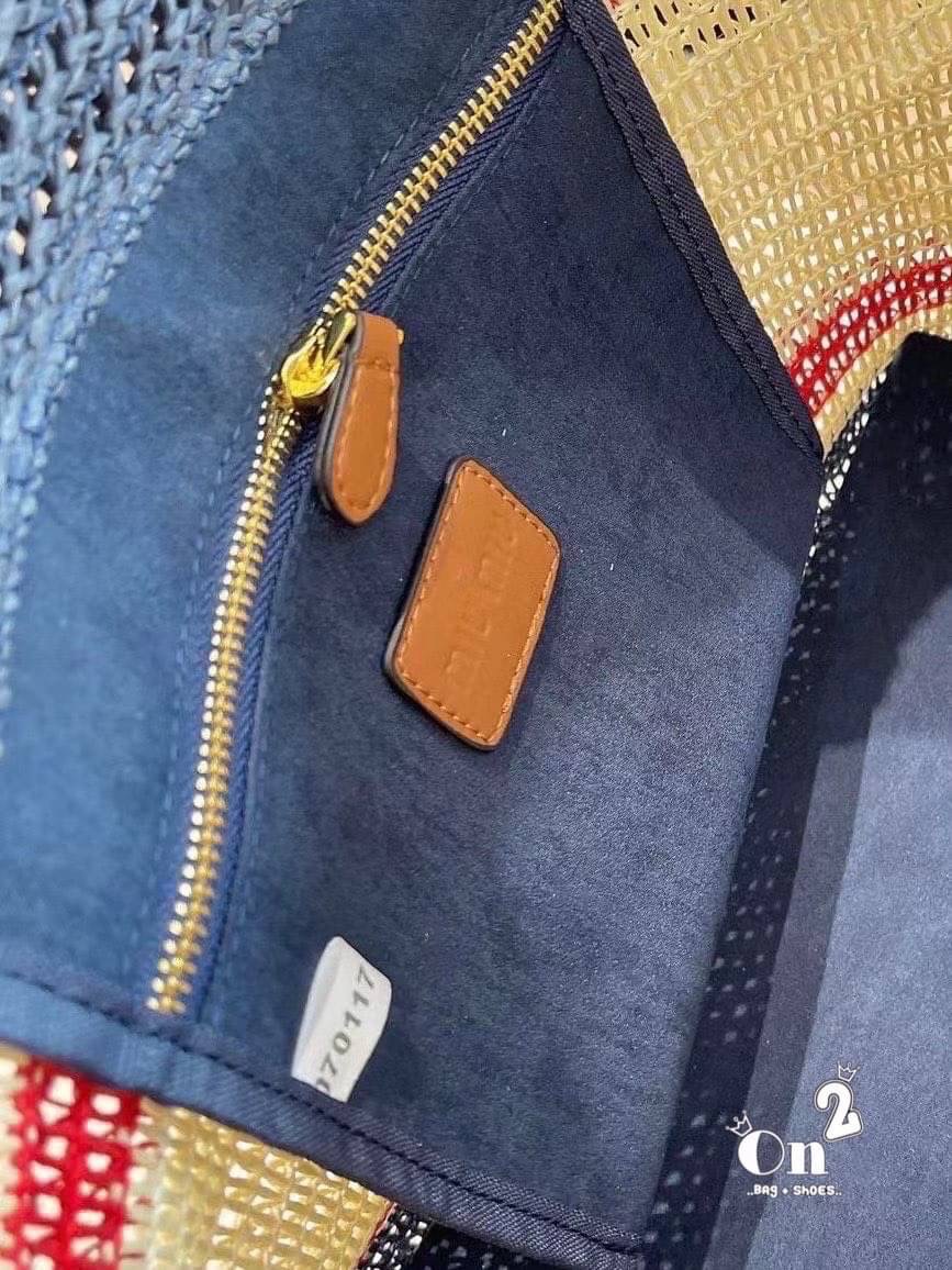 Miu Miu Women's Natural Colorblock Shopping Bag In Knit Fabric Onesize กระเป๋าทรงชอปปิ้งมาใหม่ งานถักสวยเป๊ะมากค่ะ ไซส์ใหญ่ใส่ของได้ครบจบที่ใบเดียว สาวๆนักช็อปห้ามพลาดนะ