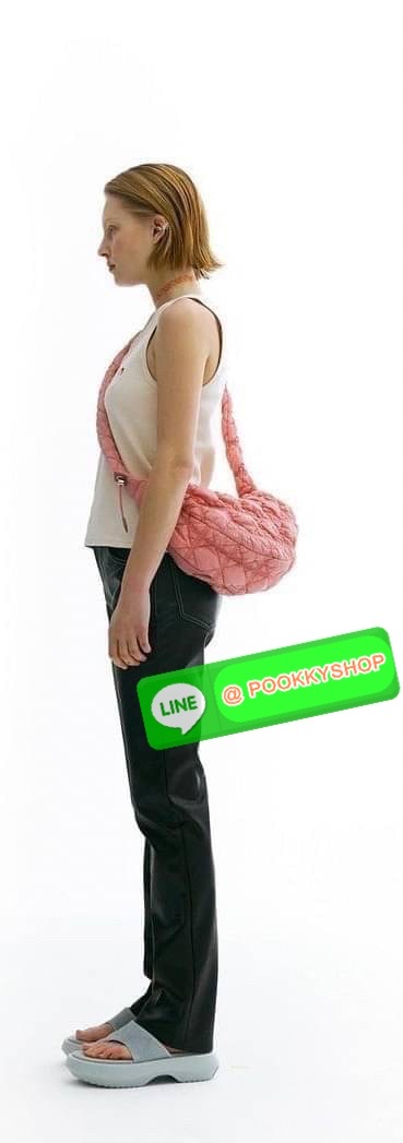 C Cozy Shoulder Bag สายแฟชั่นเกาหลีห้ามพลาด เป็นกระเป๋าที่กำลังได้รับความนิยมอย่างมากในเวลานี้ ถูกออกแบบมาให้มีลักษณะนุ่มนิ่มไม่ต่างจากพัฟเฟิลโค้ตหรือผ้านวม เลือกหยิบมาใช้ แมตช์เข้ากับคอสตูมได้ในแต่ละวัน รูปทรงและงานดีไซน์ที่มีความโดดเด่น และแตกต่างจากกระ