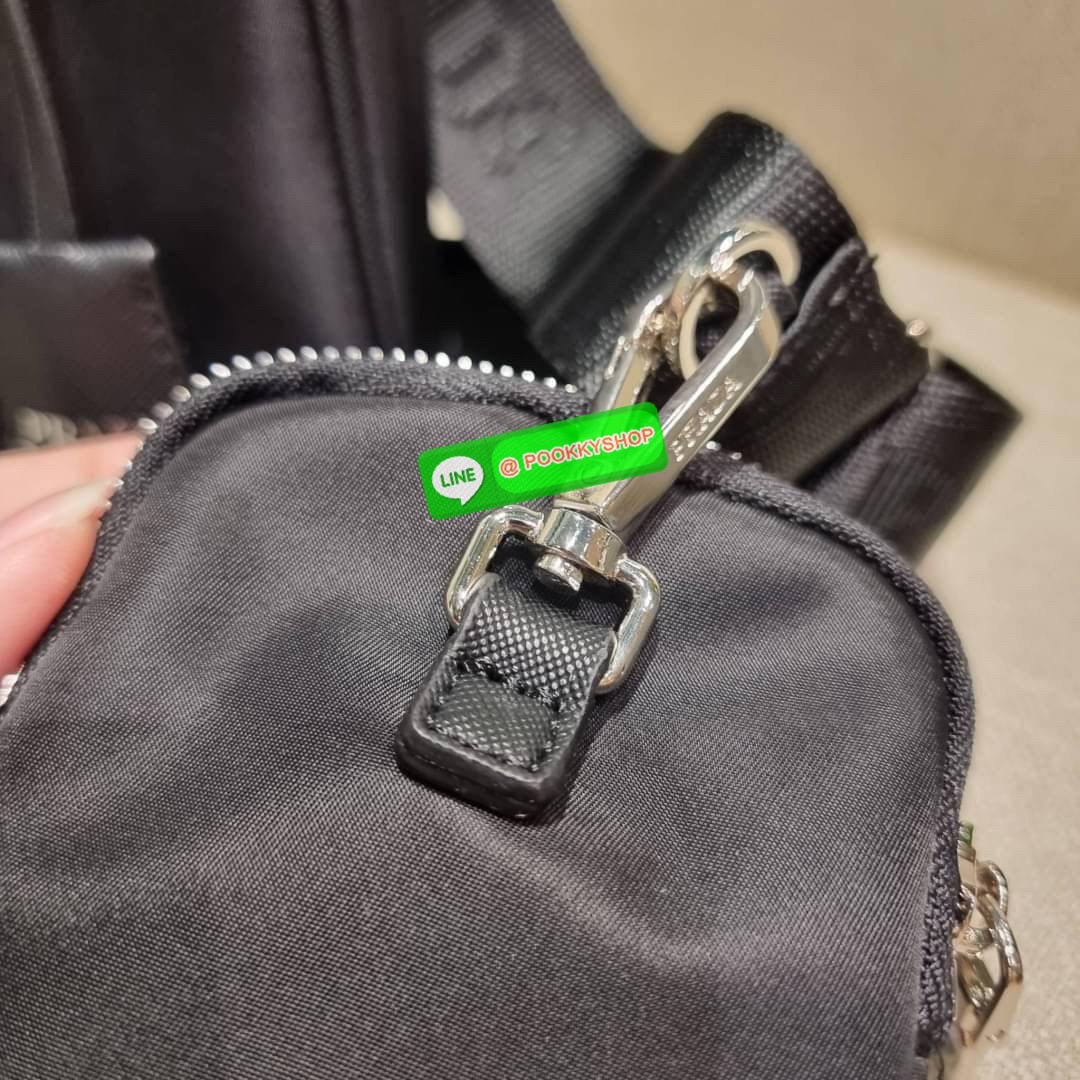 PRADA RE-EDITION 2005 RE-NYLON SHOULDER BAG ไอเท็มสุดปัง ที่ฮิตตลอดกาลไม่ว่าจะปีไหนๆ จัดให้ครบทั้งสีขายดีและสีใหม่ล่าสุด ที่สายคุณหนูห้ามพลาด!! กับกระเป๋าสะพายทรงคลาสสิค เหมาะเป็น everyday bag มากๆ วัสดุผ้าไนล่อนคุณภาพ พร้อมใบลูก ไว้ใส่เหรียญ ใส่กุญแจได้ส